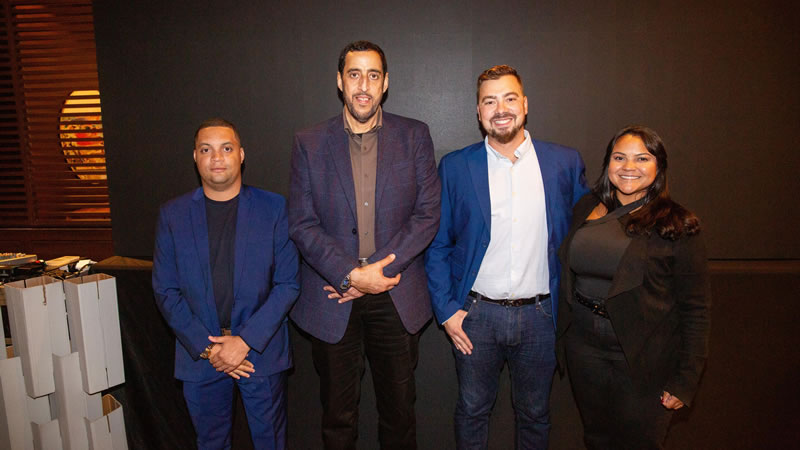 Representantes da Teckno-Alloys reunidos em um evento
